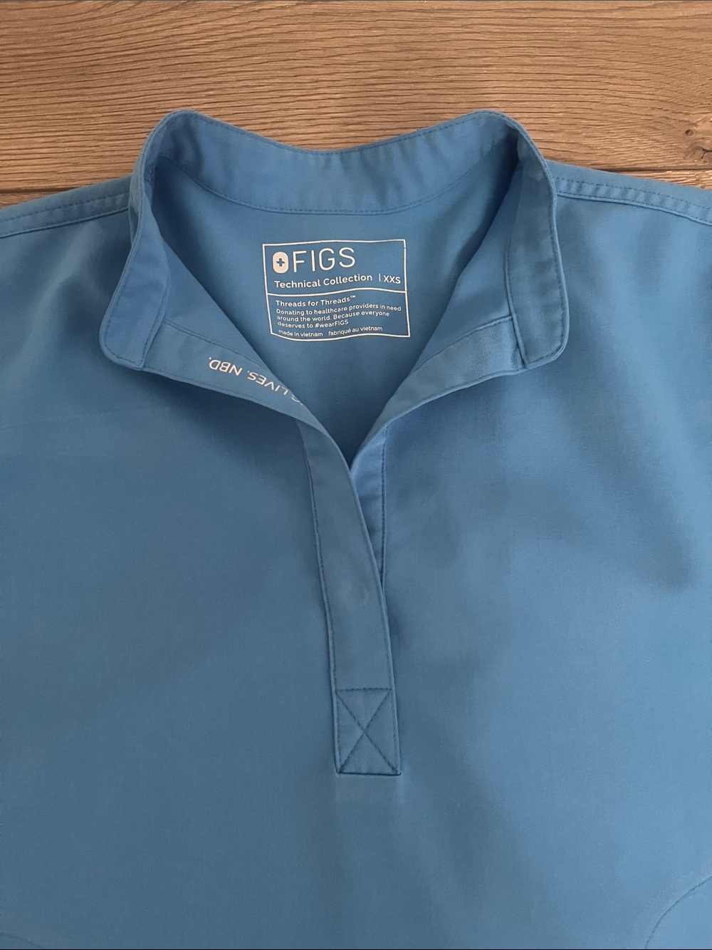 FIGS Women’s Short Sleeve Medical Top in Blue - Picture 2 of 3